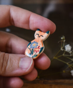 Alternative view of Mărțișor-broșă Vulpe (bleu-roșu)