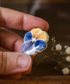 Alternative view of Mărțișor-broșă Panseluță (petale galbene)