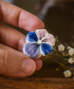 Alternative view of Mărțișor-broșă Panseluță (petale roz)