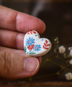 Alternative view of Mărțișor-broșă Inimă flori