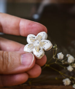 Alternative view of Mărțișor-broșă Floare albă (aur)