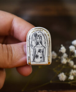 Mărțișor-broșă, ilustrație Domnița cu flori